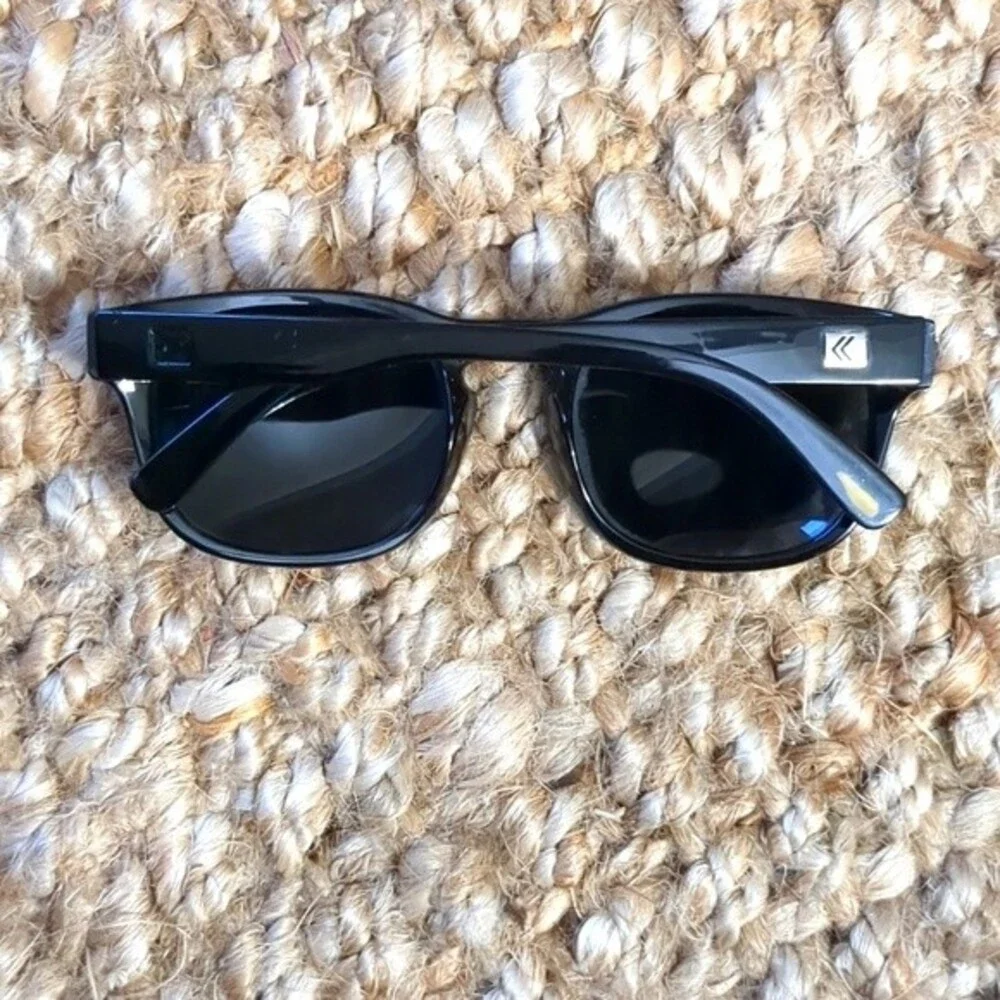 Kreedom Ripley Sunglasses flaw missing silver logo left side